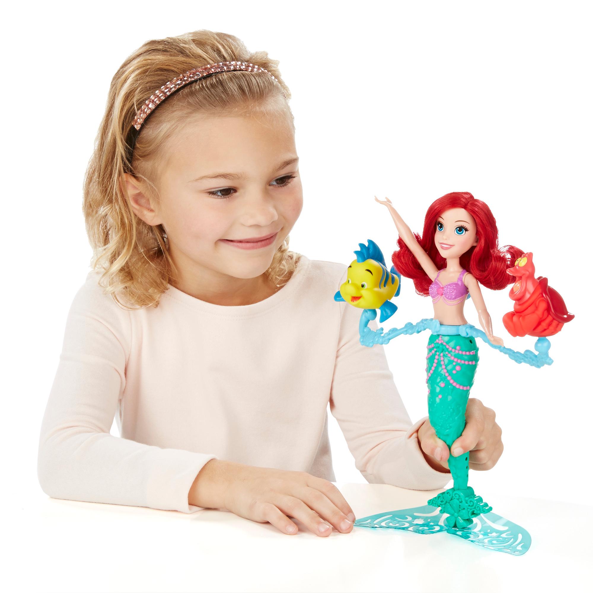 Кукла Ариэль из серии Принцессы Дисней, плавающая в воде  